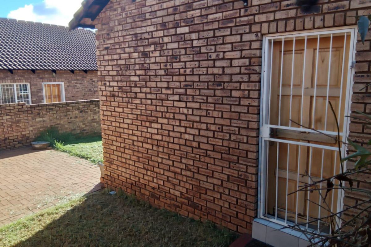 Your Secure Family Home in Wilgeheuwel R750 000 Negotiable - Photo 2