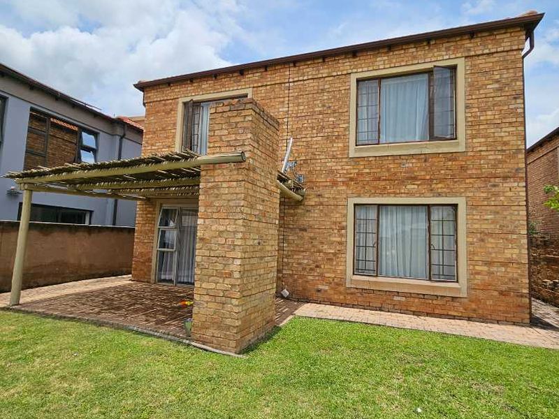 4 bedroom charming townhouse - Photo 2