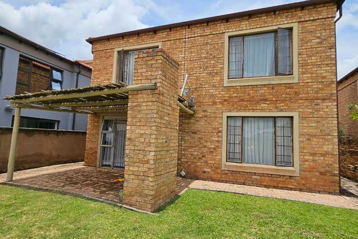 4 bedroom charming townhouse - Photo 2