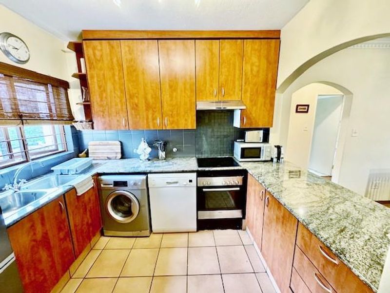 FULLY FURNISHED 2 BED 1 BATH TOWNHOUSE BENMORE - Photo 4