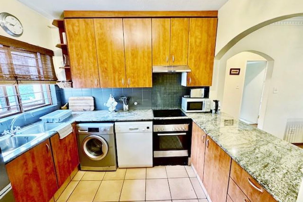 FULLY FURNISHED 2 BED 1 BATH TOWNHOUSE BENMORE - Photo 4