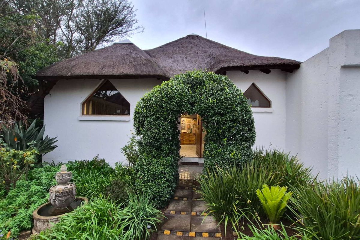 Exquisite Modern family home with Exceptional entertainment space in a small secure Complex - Photo 2