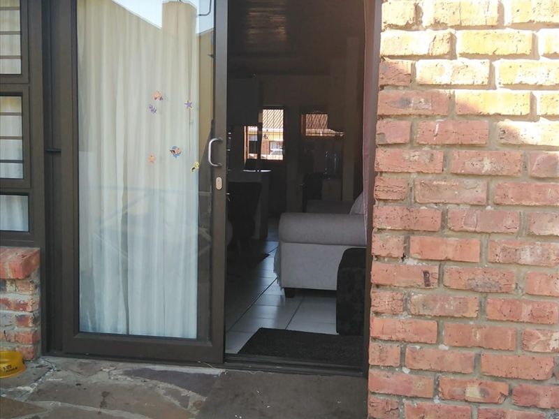 2 Bedroom Townhouse in Newton Park - Photo 3
