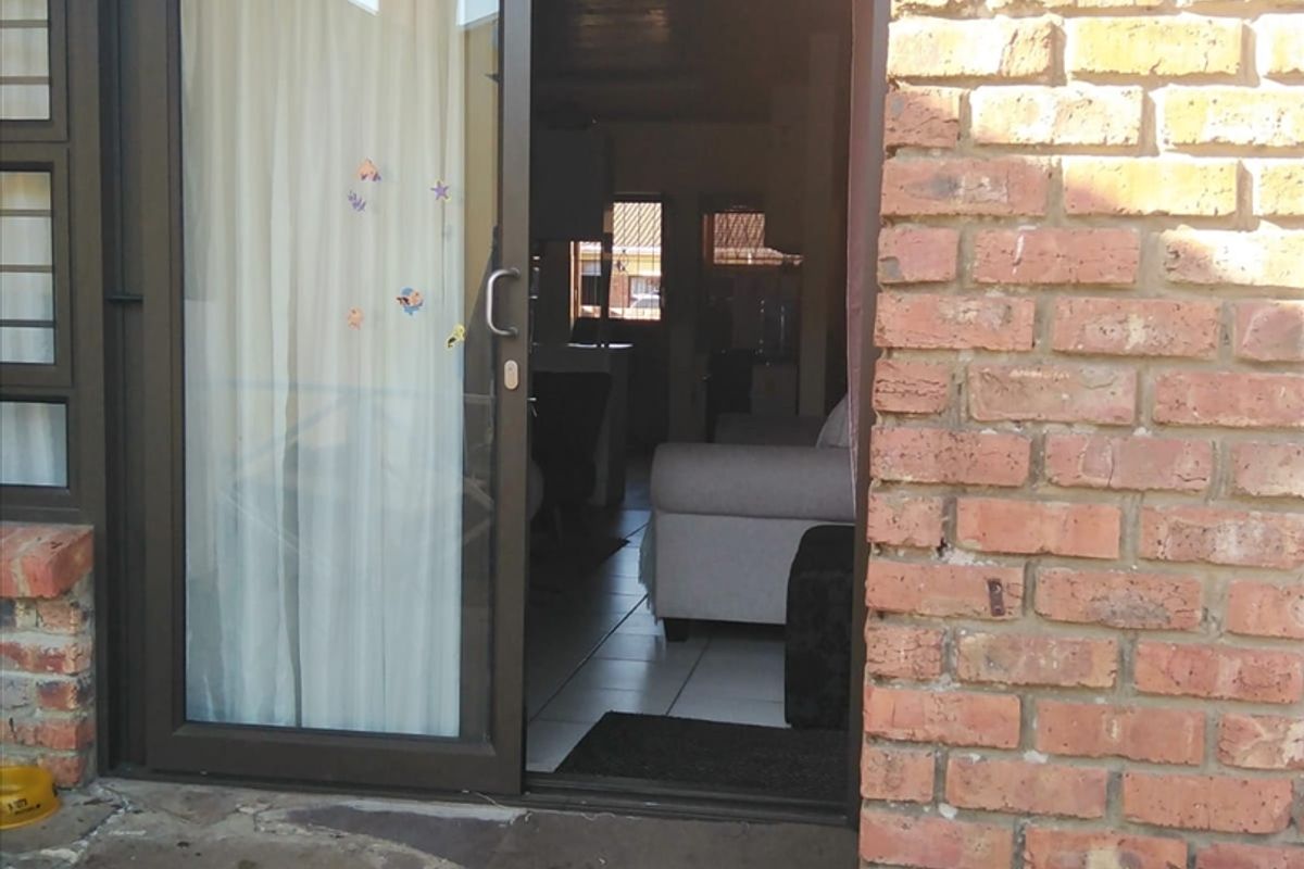 2 Bedroom Townhouse in Newton Park - Photo 3