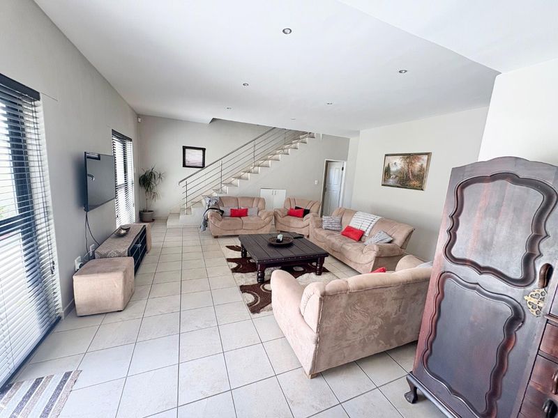 Furnished 4 Bedrooms House To Rent in Meersig - Photo 4