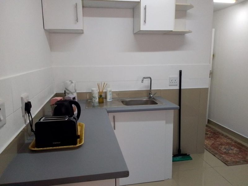 Bachelor flat for sale with harbour views. Ideal investment property that is situated in South Beach. - Photo 6