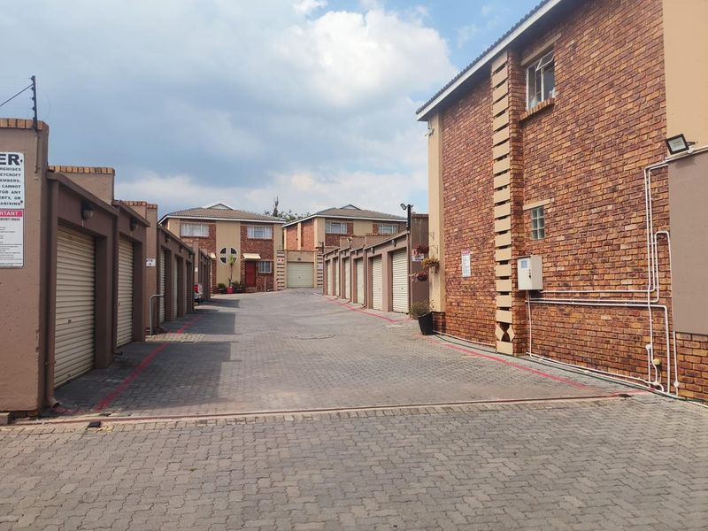 2 bedroom duplex +private garden + garage - GREAT PRICE! - Photo 10