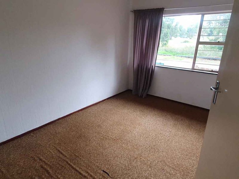 Cosy 3 bedroom, 1.5 bathroom unit for sale in Fleurhof Roodepoort - Photo 9