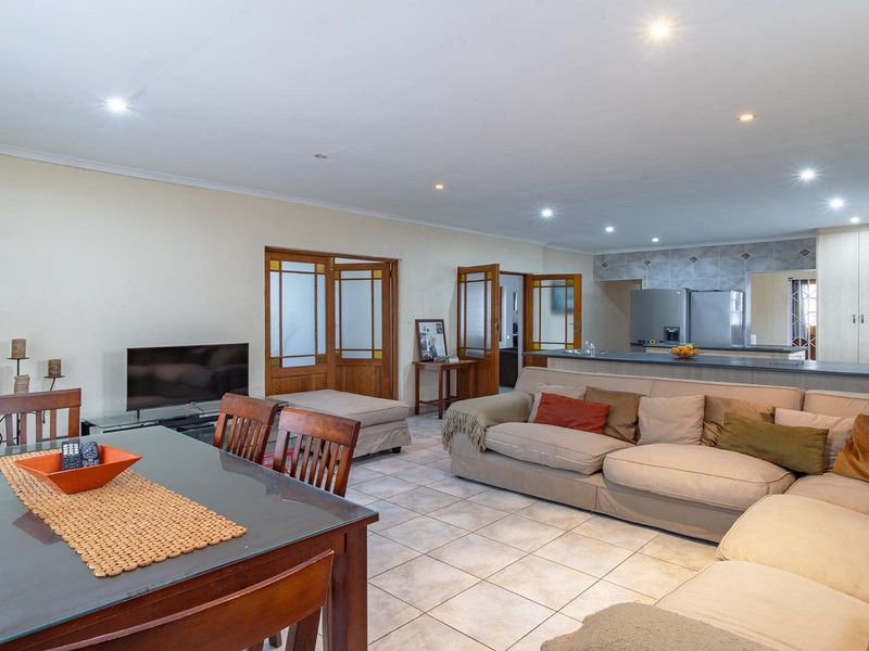 Large Modern Family Home Near Century City – Perfect for Entertaining and Investment - Photo 5