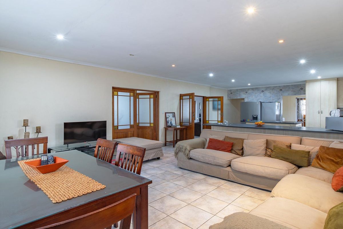 Large Modern Family Home Near Century City – Perfect for Entertaining and Investment - Photo 5