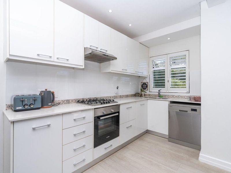 Beautifully Renovated 1-Bedroom with 45m2 Private Garden in Vredehoek - Photo 10