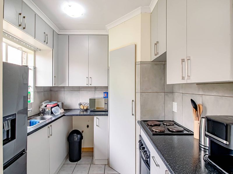 Fantastic upstairs unit with a secure tenant. - Photo 2