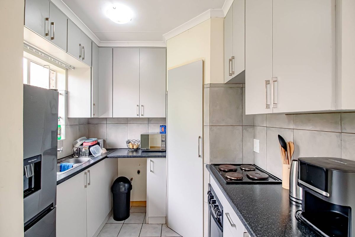 Fantastic upstairs unit with a secure tenant. - Photo 2