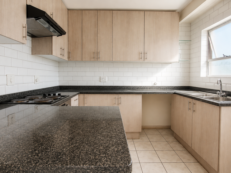 Spacious 2-Bed, 1-Bath Townhouse with Balcony Views - Photo 3