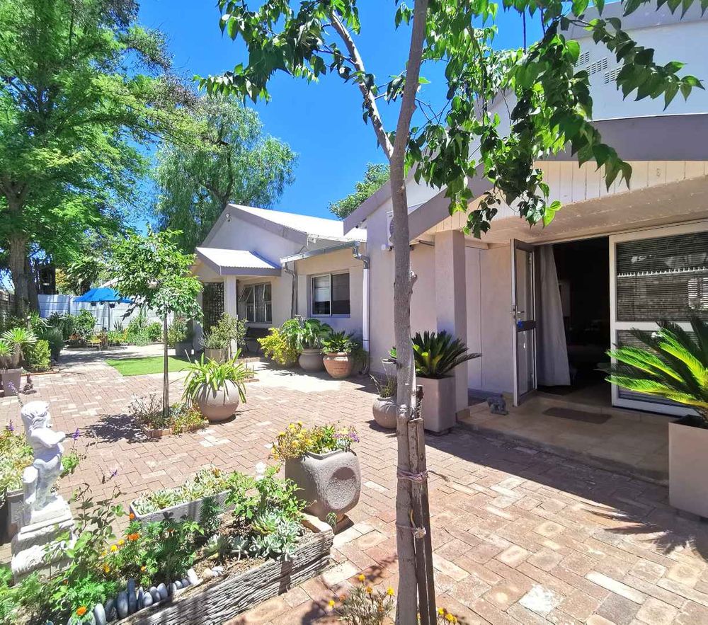 MAIN DWELLING FRONT YARD ENTRANCE 