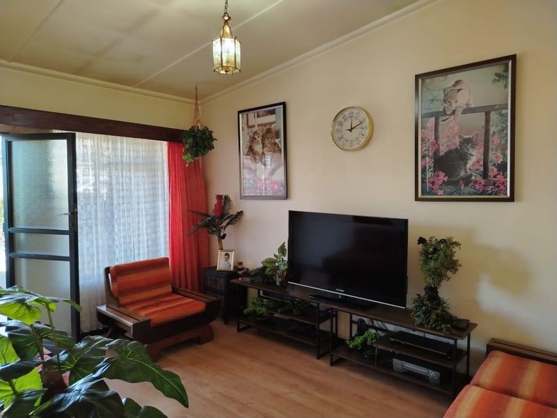 Charming Gem in South Hills - Photo 5