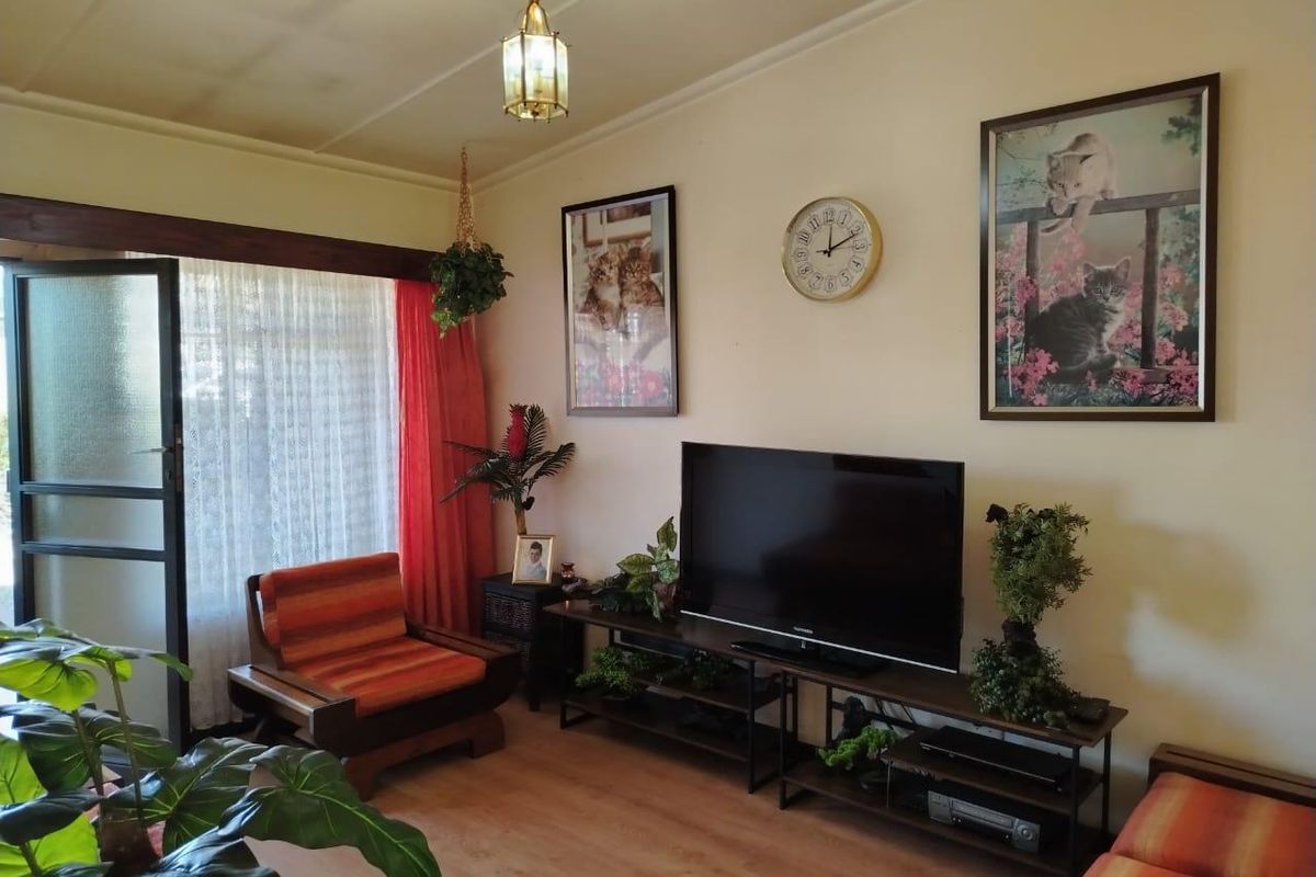 Charming Gem in South Hills - Photo 5