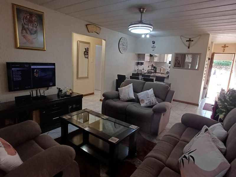 Neat as a pin - Photo 2