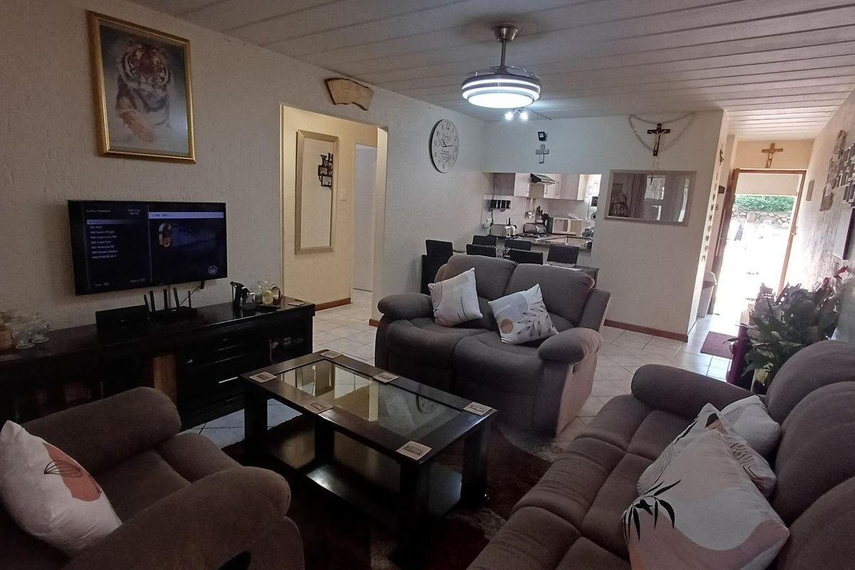 Neat as a pin - Photo 2