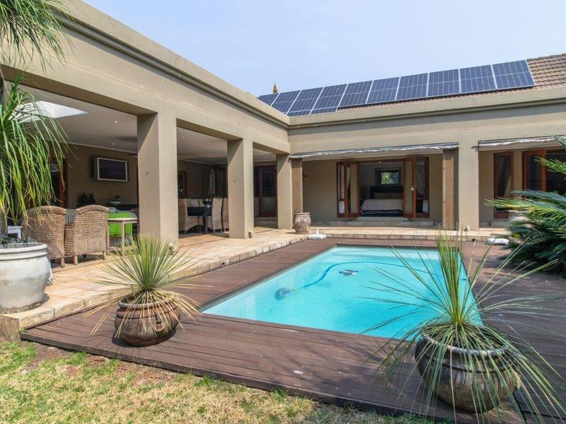 Elegant 5-Bedroom Luxury Home with Flatlet, Heated Pool & Solar Power – Glenvista - Photo 9