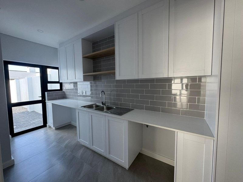 Modern 5-Bedroom Family Home with Exceptional Space & Seamless Indoor-Outdoor Living in Sandown - Photo 7