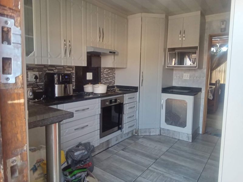 3 bedroom house in Siluma view,Katlehong - Photo 4