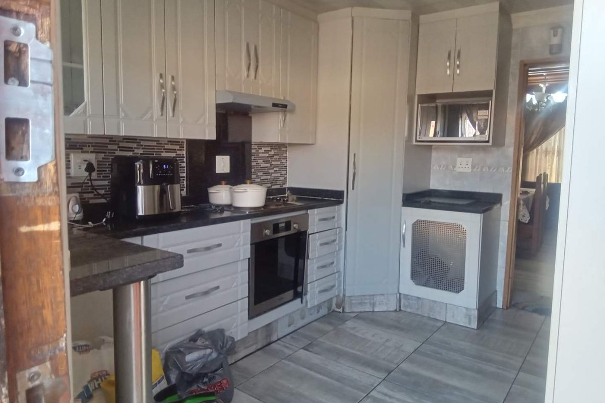 3 bedroom house in Siluma view,Katlehong - Photo 4