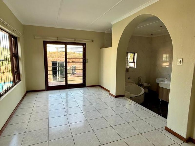 Newly renovated entertainers dream in a partially enclosed area - Photo 8