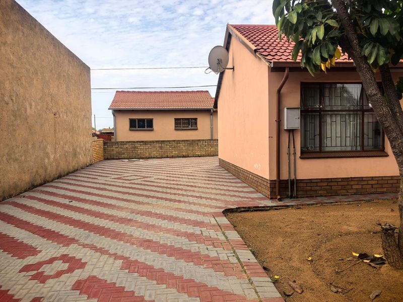 3 bedrooms house for sale in Soshanguve DD - Photo 5
