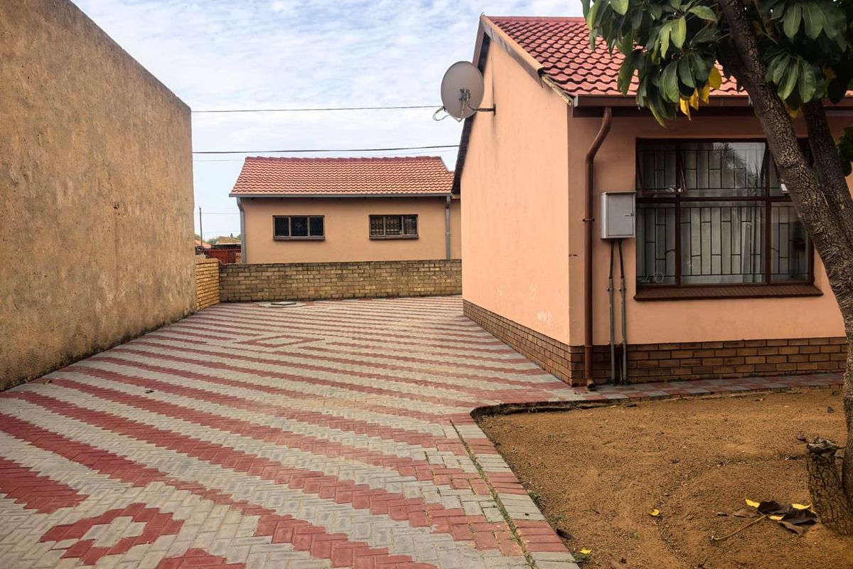 3 bedrooms house for sale in Soshanguve DD - Photo 5