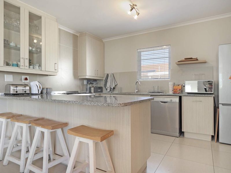 Spacious 3-Bedroom Family Home to Rent in Sunningdale - Photo 7