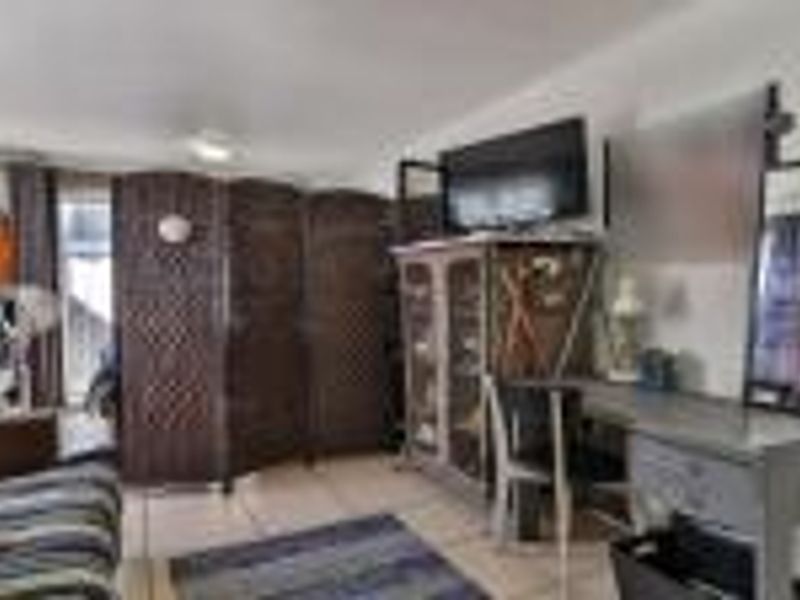 Beautiful 1 Bedroom Apartment for Sale in Secure Complex - Photo 4