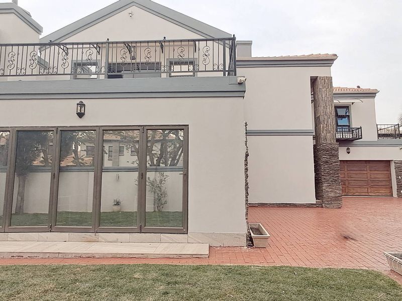 A beautiful dream home in a sought after neighbourhood:RELOCATION SALE - Photo 3