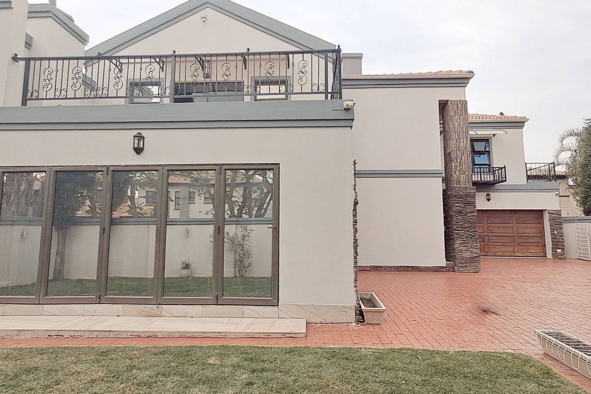 A beautiful dream home in a sought after neighbourhood:RELOCATION SALE - Photo 3