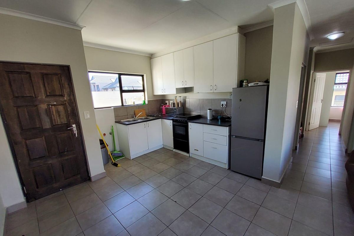 Charming Modern Family Home with Sea Breeze and security - Photo 4