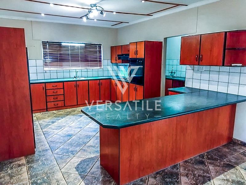 Exquisite Family Haven: Modern Comfort Meets Ultimate Convenience - Photo 10