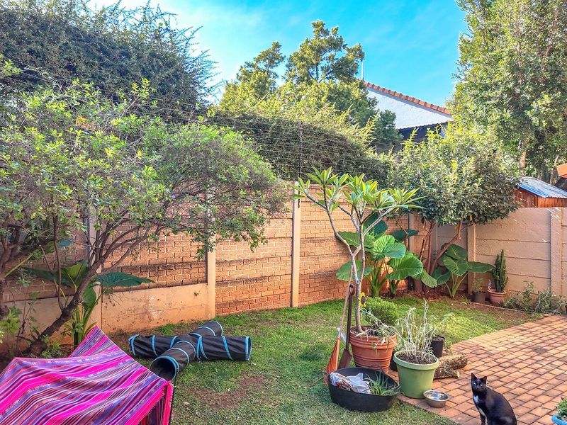 Charming Pet-Friendly Duplex with Enclosed Garden - Photo 6
