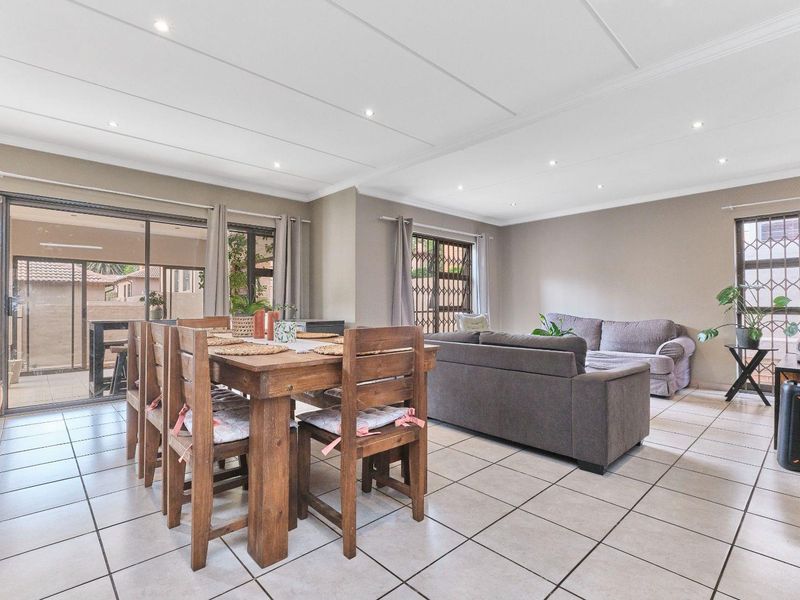 Spacious Open Plan Living for the Decerning Young Executive - Photo 5