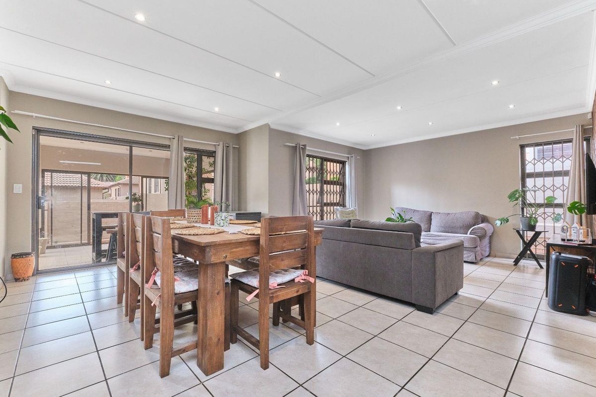 Spacious Open Plan Living for the Decerning Young Executive - Photo 5