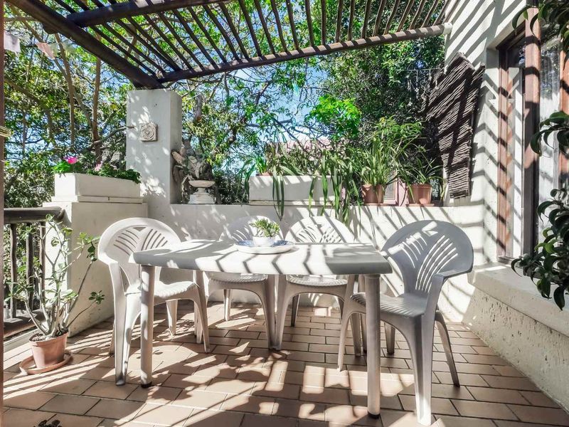 TOP FLOOR APARTMENT, BOASTING LOADS OF NAURAL LIGHT, HIGH CEILINGS AND IN A FANTASTIC LOCATION - Photo 6