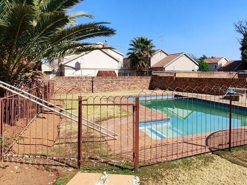 Entertainers delight with pool and flatlet - Photo 2