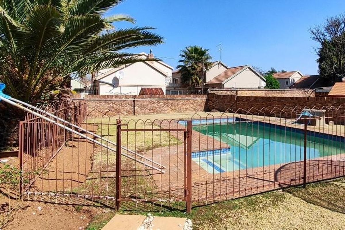 Entertainers delight with pool and flatlet - Photo 2