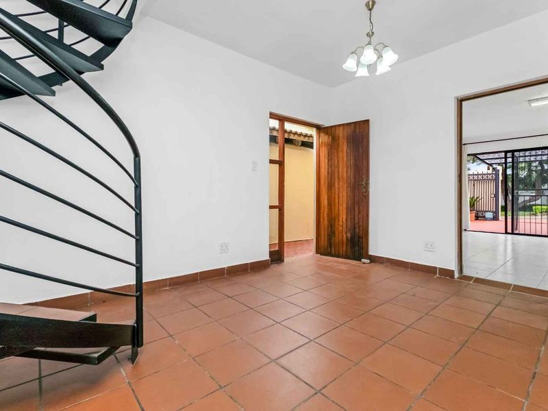 WELL-KEPT DUPLEX IN SOUGHT AFTER BOOMED ENCLOSURE - Photo 7