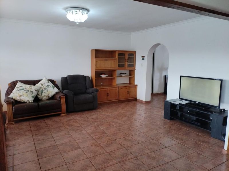 Spacious 4 Bedroom 3 Bathroom home for sale in a quiet cul-de-sac in Glen Anil - Photo 6