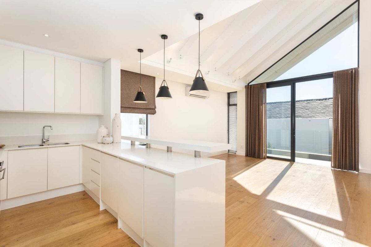 Luxurious Unfurnished Two-Bedroom Polo Village Apartment on Val de Vie Estate - Photo 4