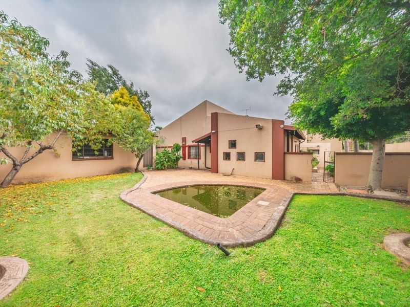 Spacious Family Home with Cottage & Exceptional Entertainment Features in Edenvale Central - Photo 10