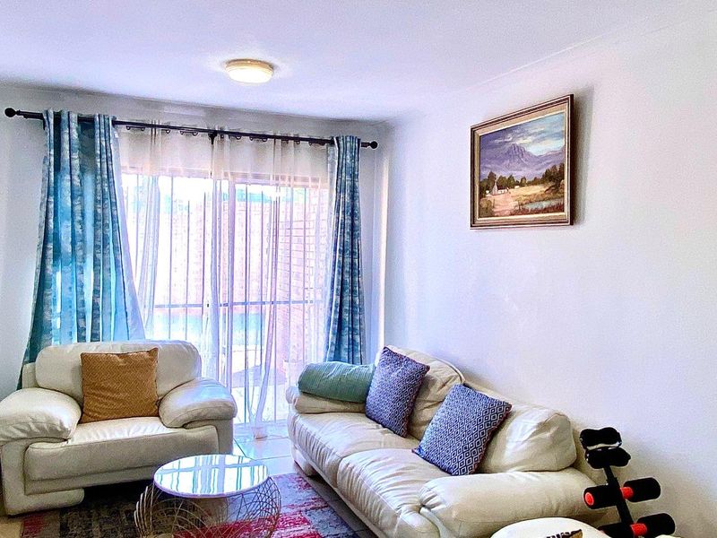 Clean and Modern - Photo 3