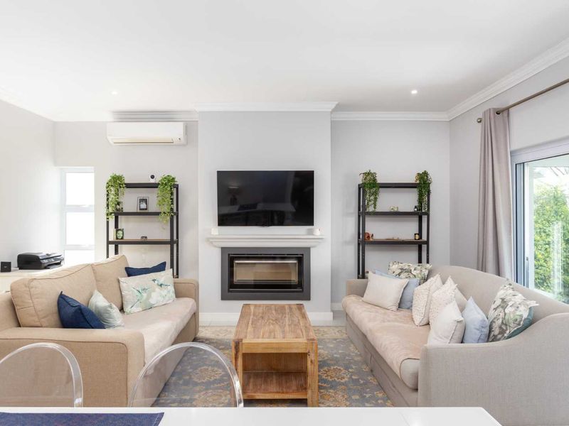 Elegant Three-Bedroom Home in The Vines on Val de Vie Estate - Photo 8