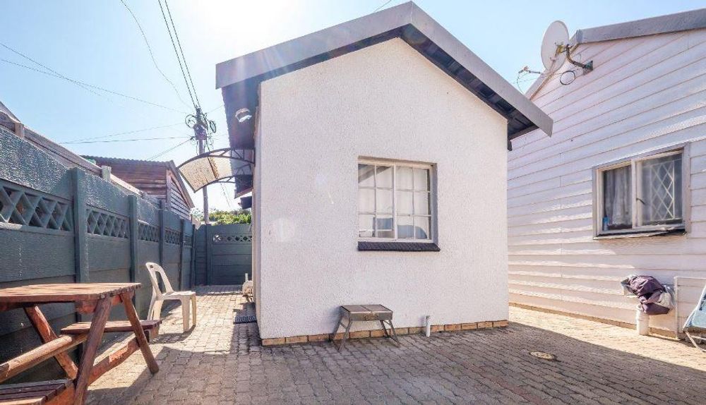 Flat Nr 6 (Bachelors pad)