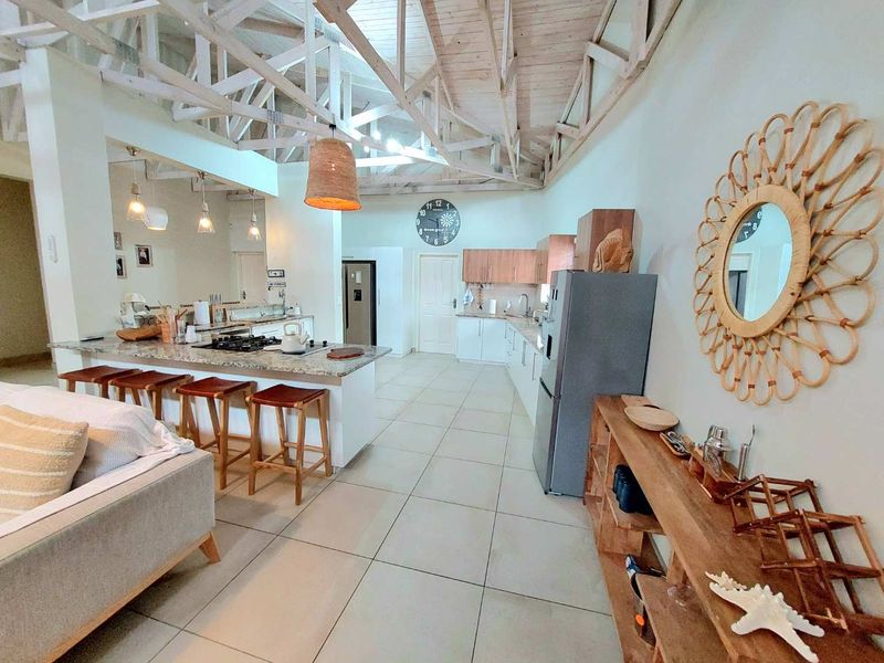 Luxurious Sunbay Self-Catering House - Photo 9